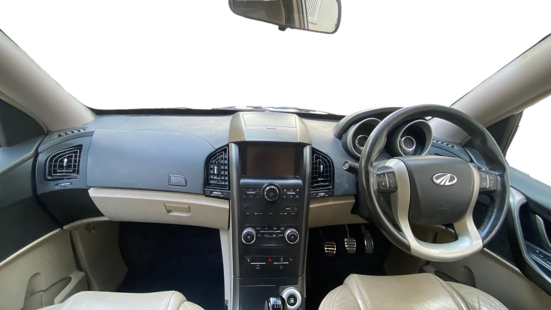 View 2016 Mahindra XUV500 W10 FWD Image 17 Used 2016 Mahindra XUV500 W10 FWD Image 17