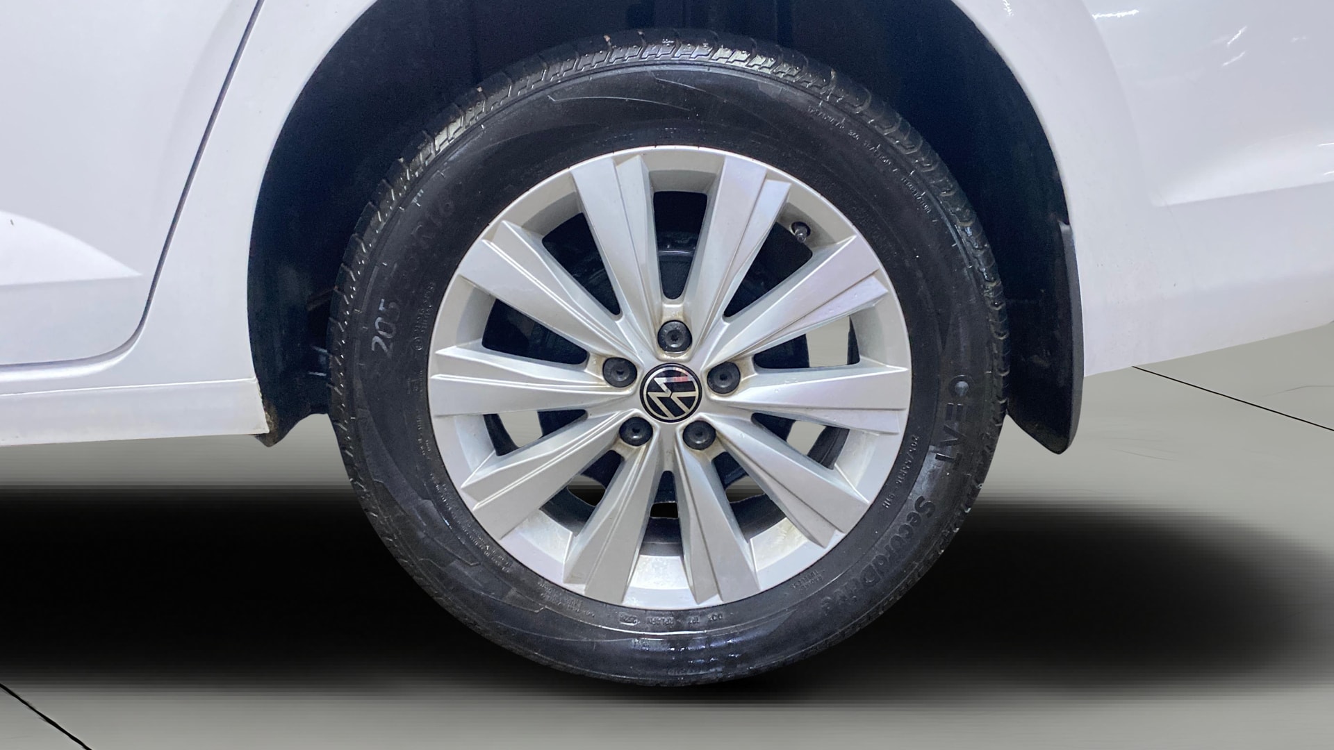 View 2024 Volkswagen Virtus Topline 1.0 TSI MT Image 7 Used 2024 Volkswagen Virtus Topline 1.0 TSI MT Image 7
