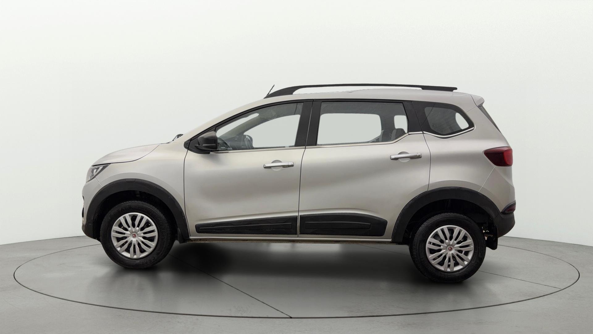 View 2023 Renault Triber RXT Image 5 Used 2023 Renault Triber RXT Image 5