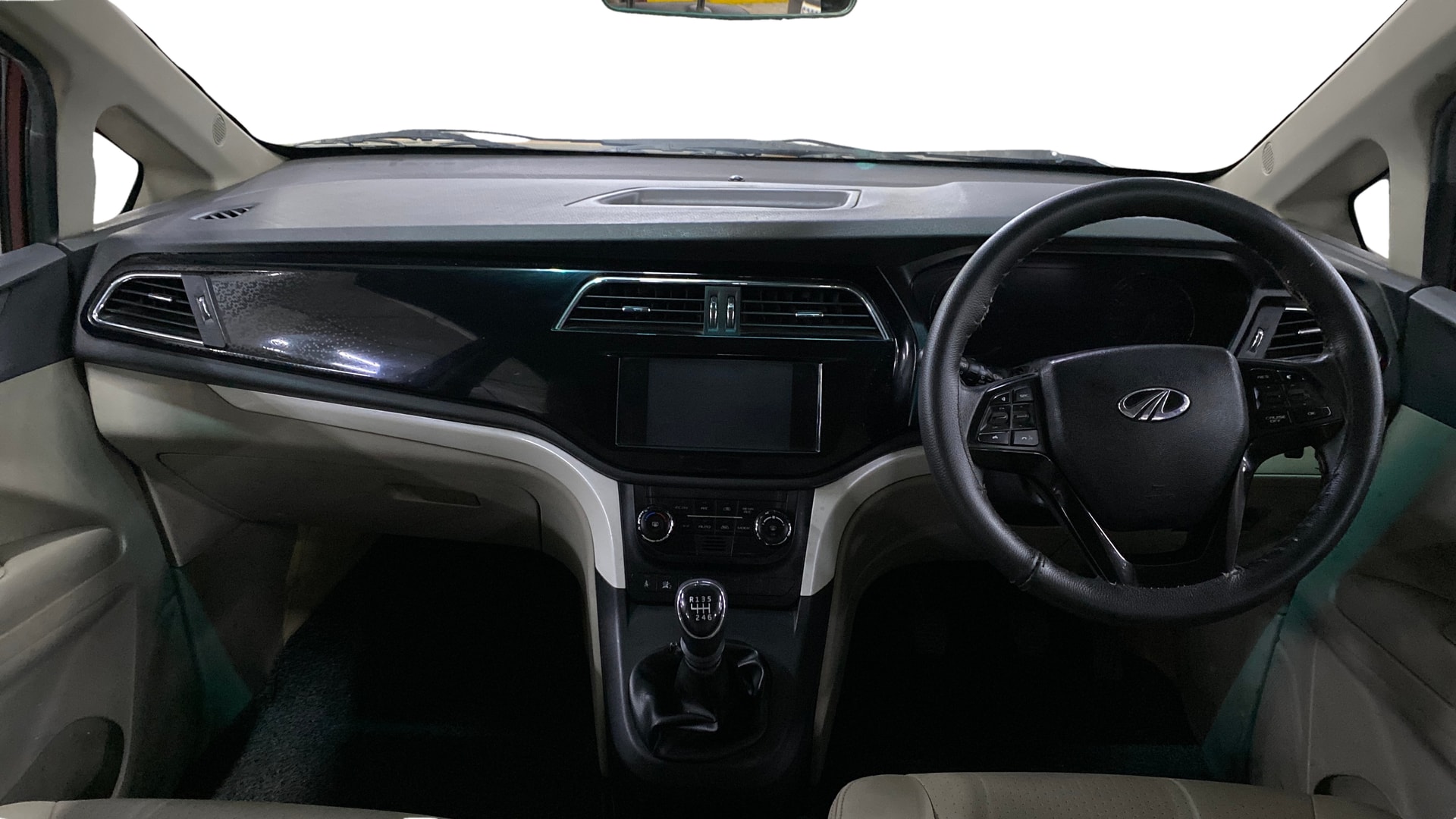 View 2020 Mahindra Marazzo M8 7-Seater Image 17 Used 2020 Mahindra Marazzo M8 7-Seater Image 17