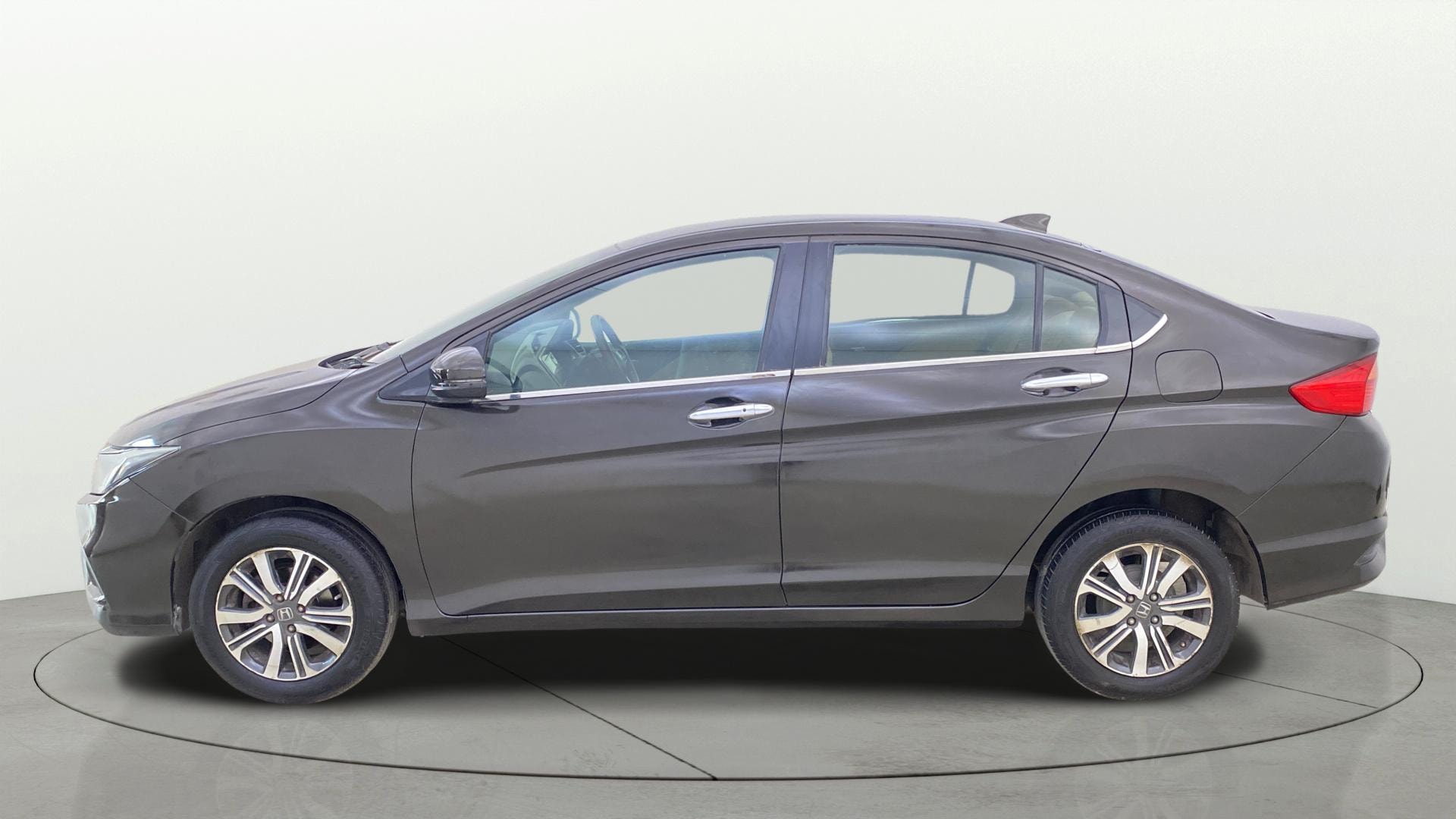View 2020 Honda City ZX MT Diesel Anniversary Edition Image 6 Used 2020 Honda City ZX MT Diesel Anniversary Edition Image 6