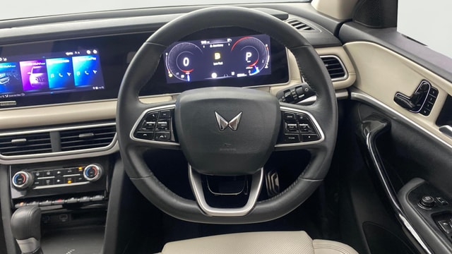 View Mahindra XUV700 Image 14 Used Mahindra XUV700 Image 14