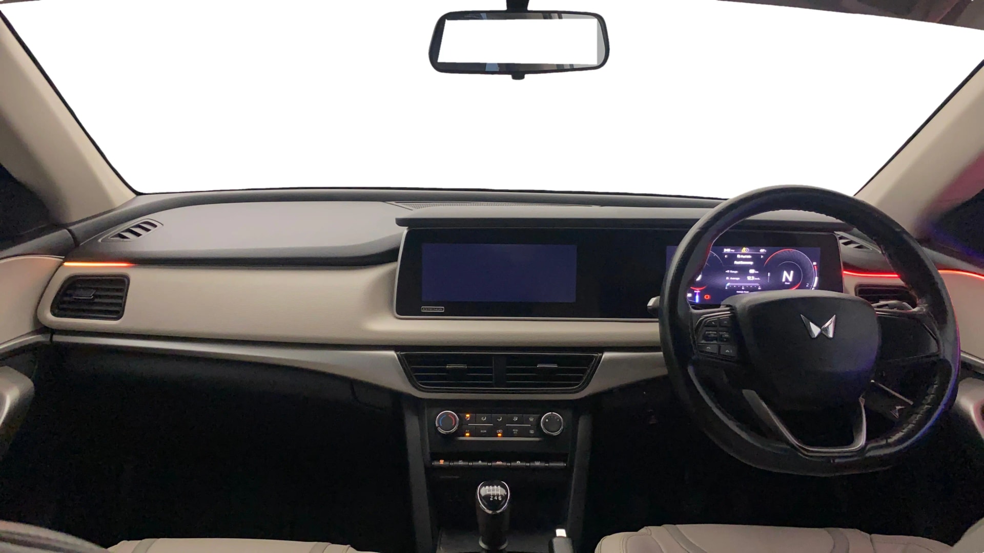 View 2022 Mahindra XUV700 MX Petrol 5 STR Image 16 Used 2022 Mahindra XUV700 MX Petrol 5 STR Image 16