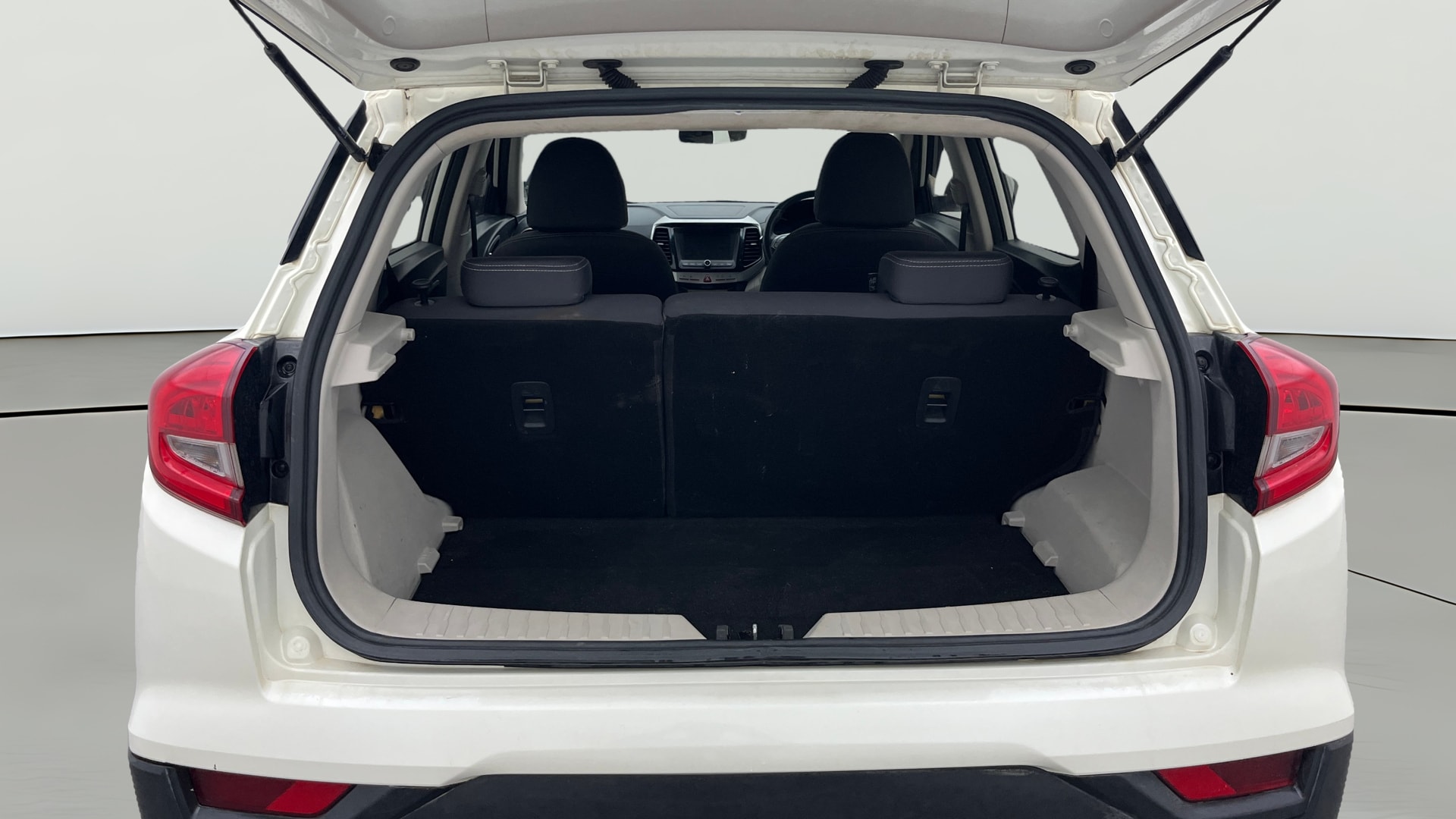 View 2022 Mahindra XUV300 W4 Petrol BS IV Image 42 Used 2022 Mahindra XUV300 W4 Petrol BS IV Image 42