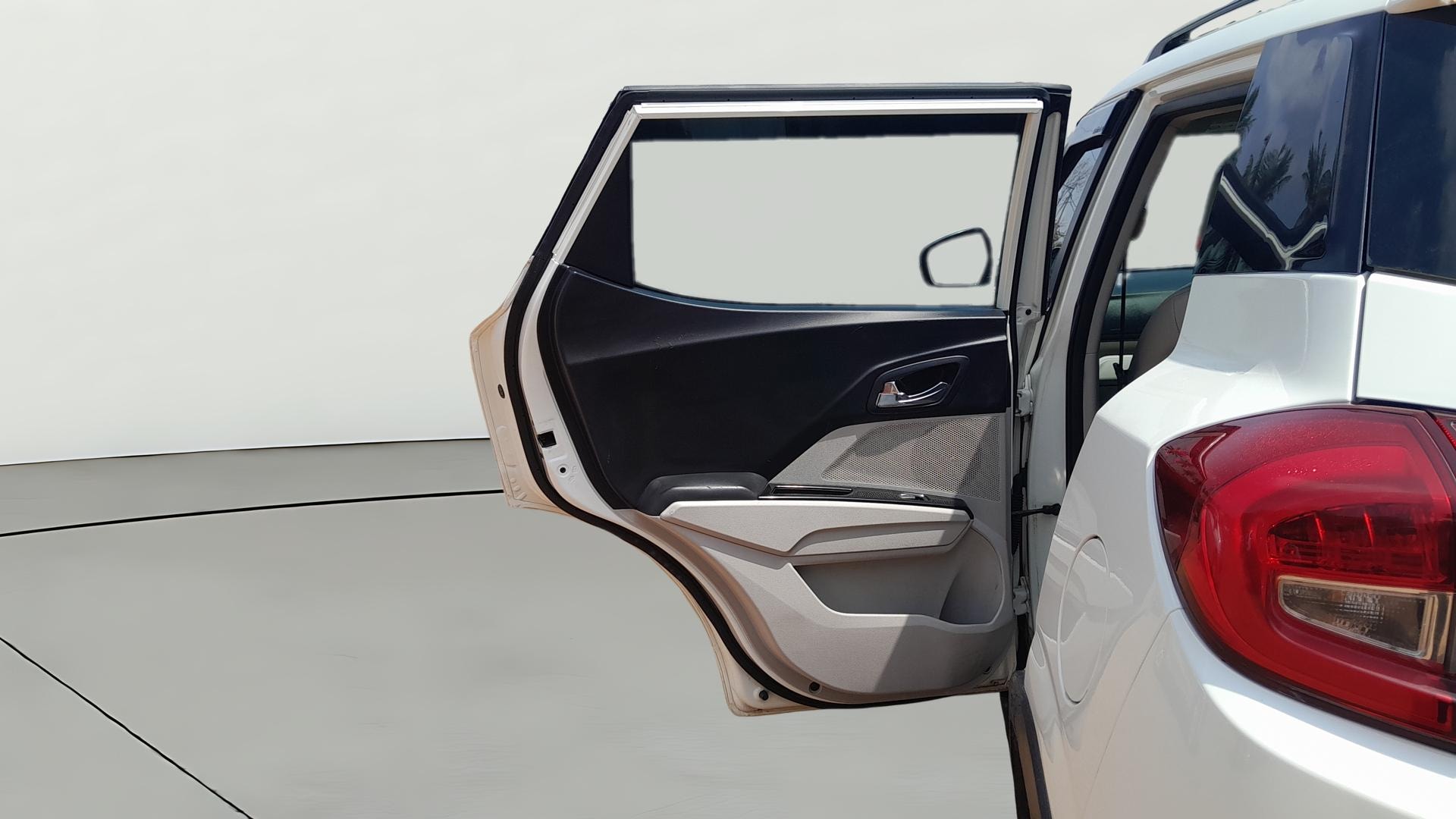 View 2019 Mahindra XUV300 W4 Petrol BS IV Image 15 Used 2019 Mahindra XUV300 W4 Petrol BS IV Image 15