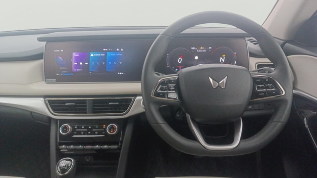 View Mahindra XUV700 Image 14 Used Mahindra XUV700 Image 14