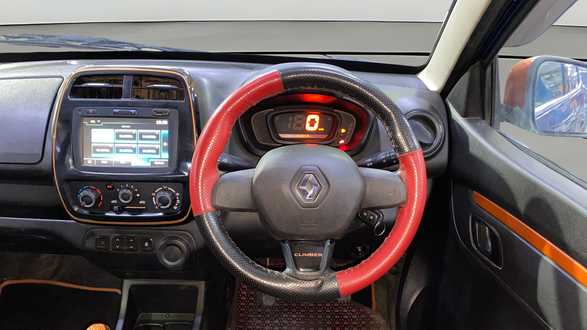 View 2017 Renault Kwid RXT 1.0 Driver Airbag Option Image 12 Used 2017 Renault Kwid RXT 1.0 Driver Airbag Option Image 12