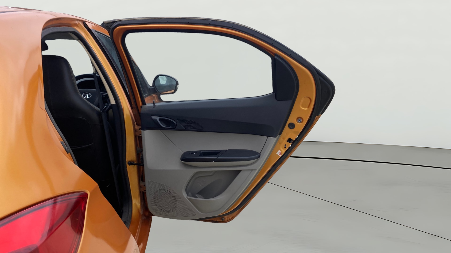 View 2016 Tata Tiago Revotorq XB Image 7 Used 2016 Tata Tiago Revotorq XB Image 7
