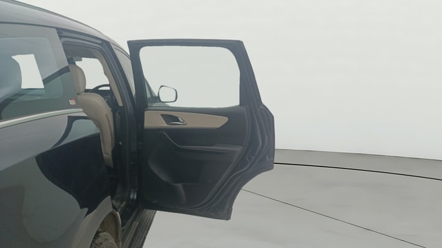 View Mahindra XUV700 Image 6 Used Mahindra XUV700 Image 6