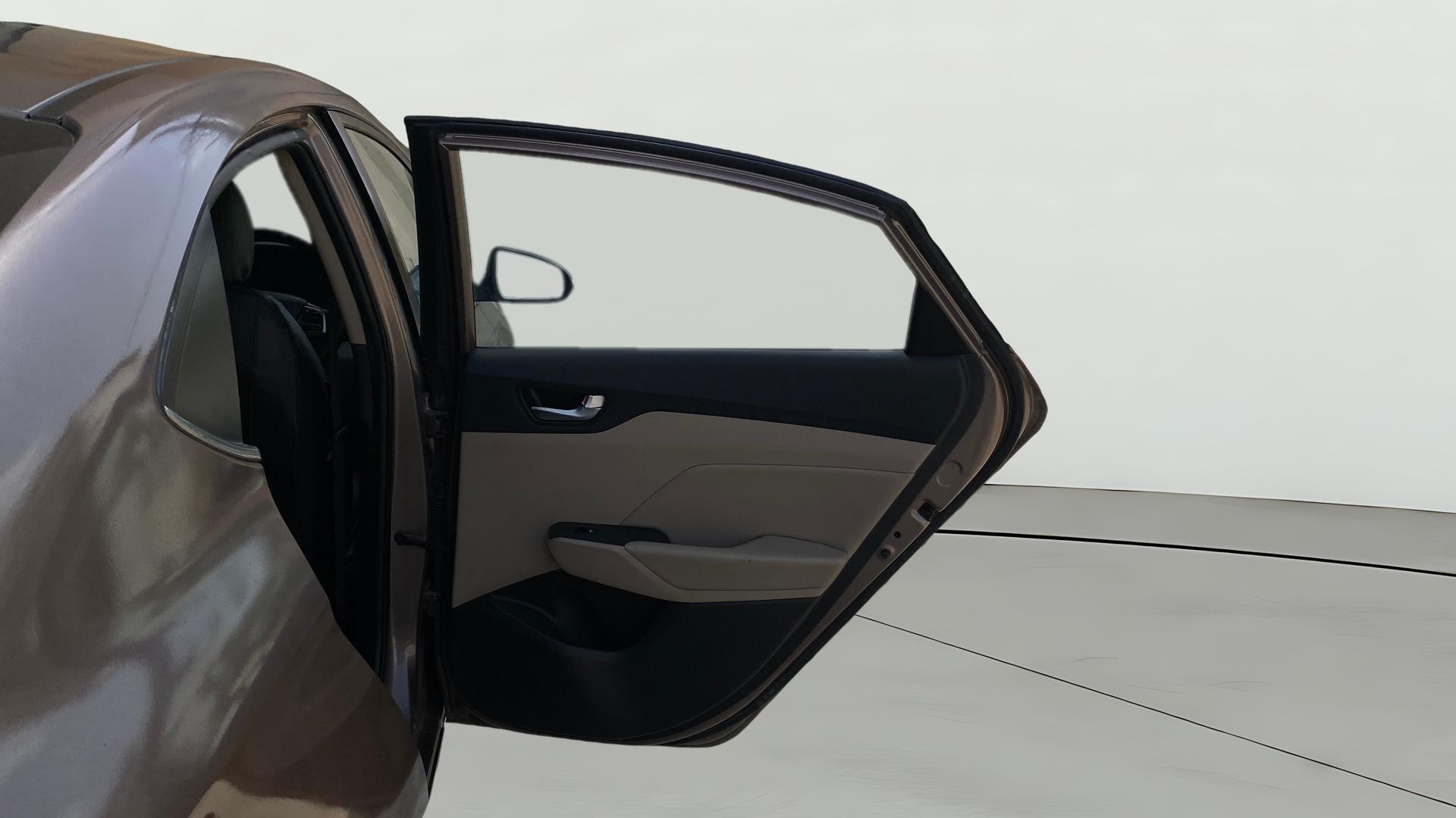 View 2018 Hyundai Verna 1.6 VTVT SX (O) AT Image 8 Used 2018 Hyundai Verna 1.6 VTVT SX (O) AT Image 8