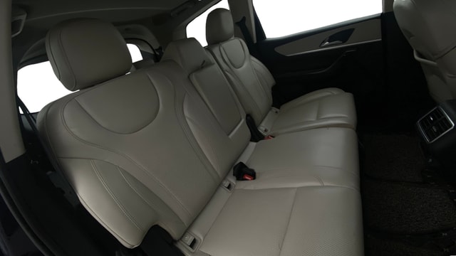 View Mahindra XUV700 Image 38 Used Mahindra XUV700 Image 38