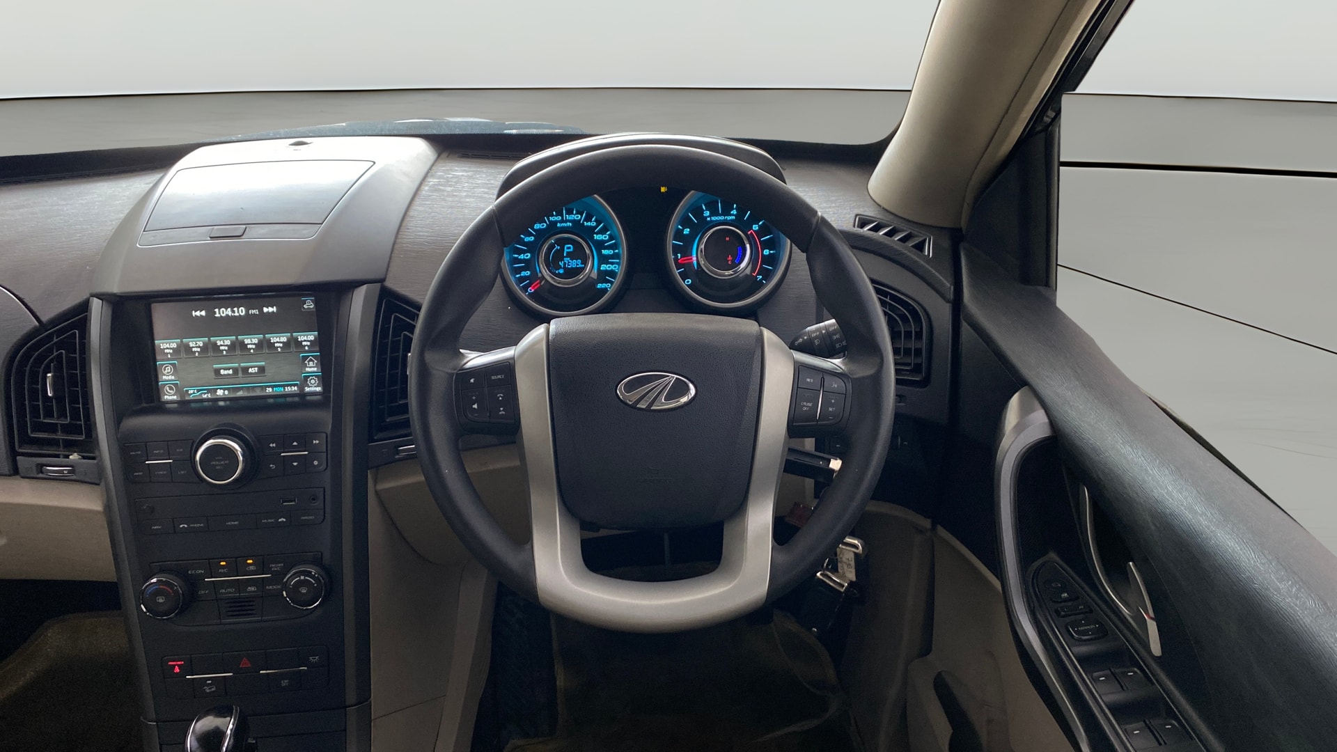View 2018 Mahindra XUV500 W6 AT Image 21 Used 2018 Mahindra XUV500 W6 AT Image 21
