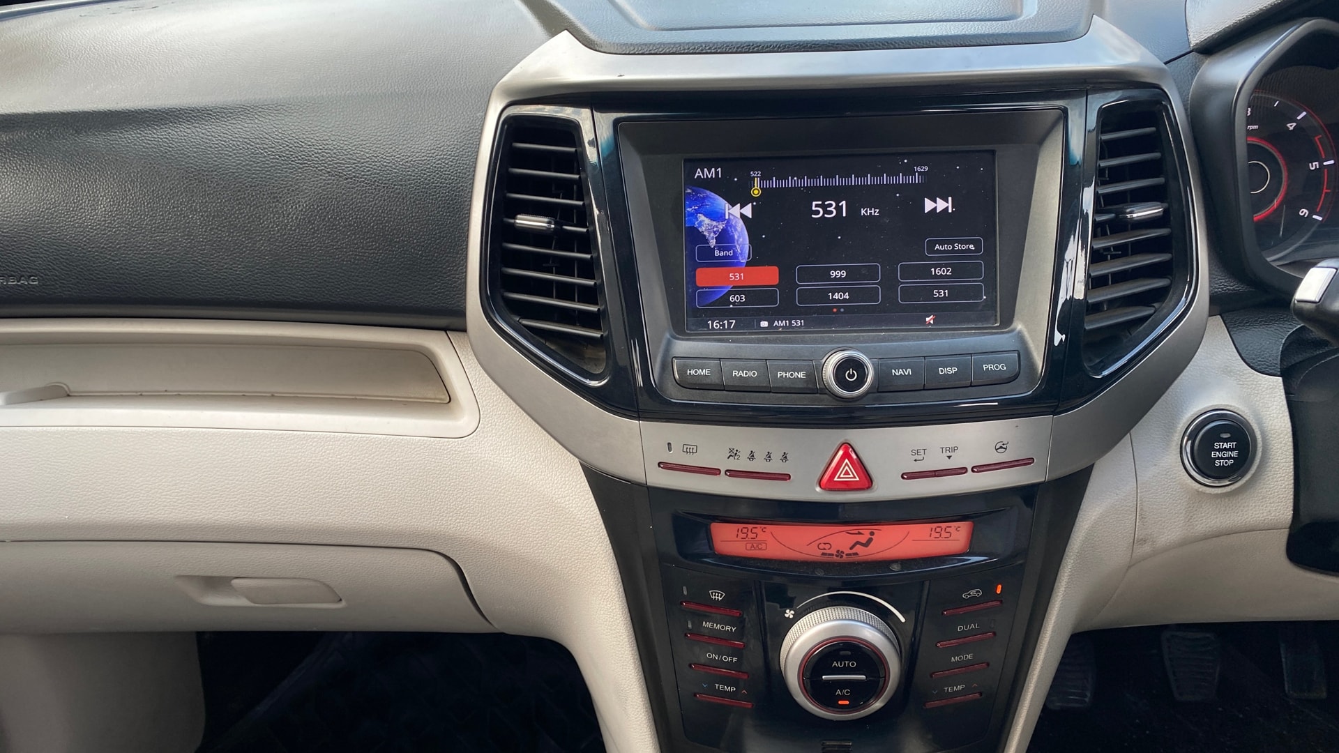 View 2019 Mahindra XUV300 W4 Petrol BS IV Image 18 Used 2019 Mahindra XUV300 W4 Petrol BS IV Image 18