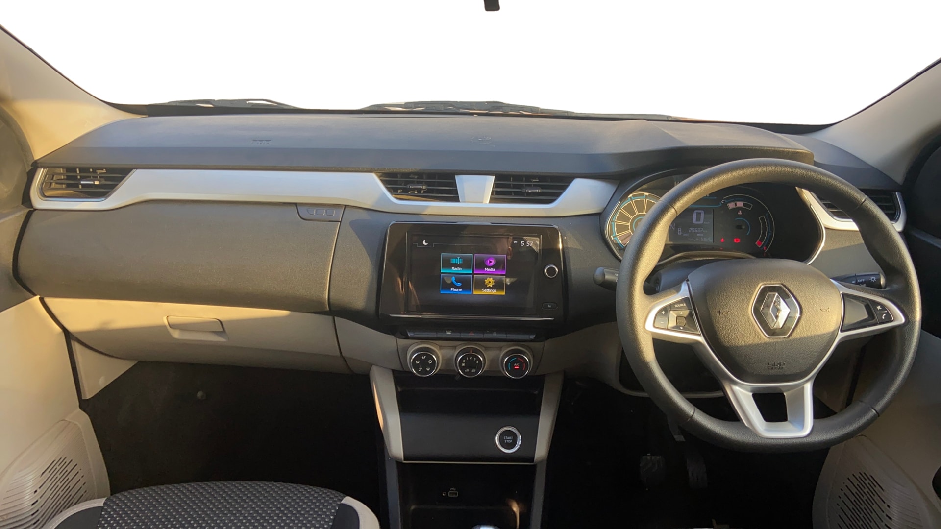 View 2022 Renault Triber RXZ AMT Image 16 Used 2022 Renault Triber RXZ AMT Image 16