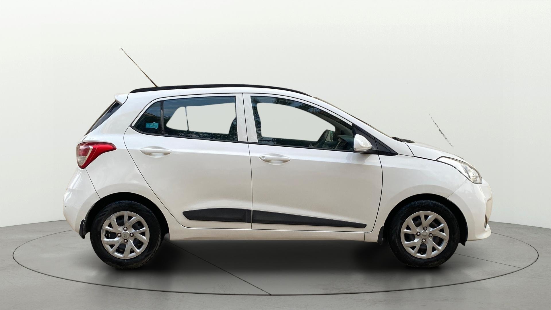 View 2017 Hyundai Grand i10 1.2 Sportz(O) Petrol Image 8 Used 2017 Hyundai Grand i10 1.2 Sportz(O) Petrol Image 8