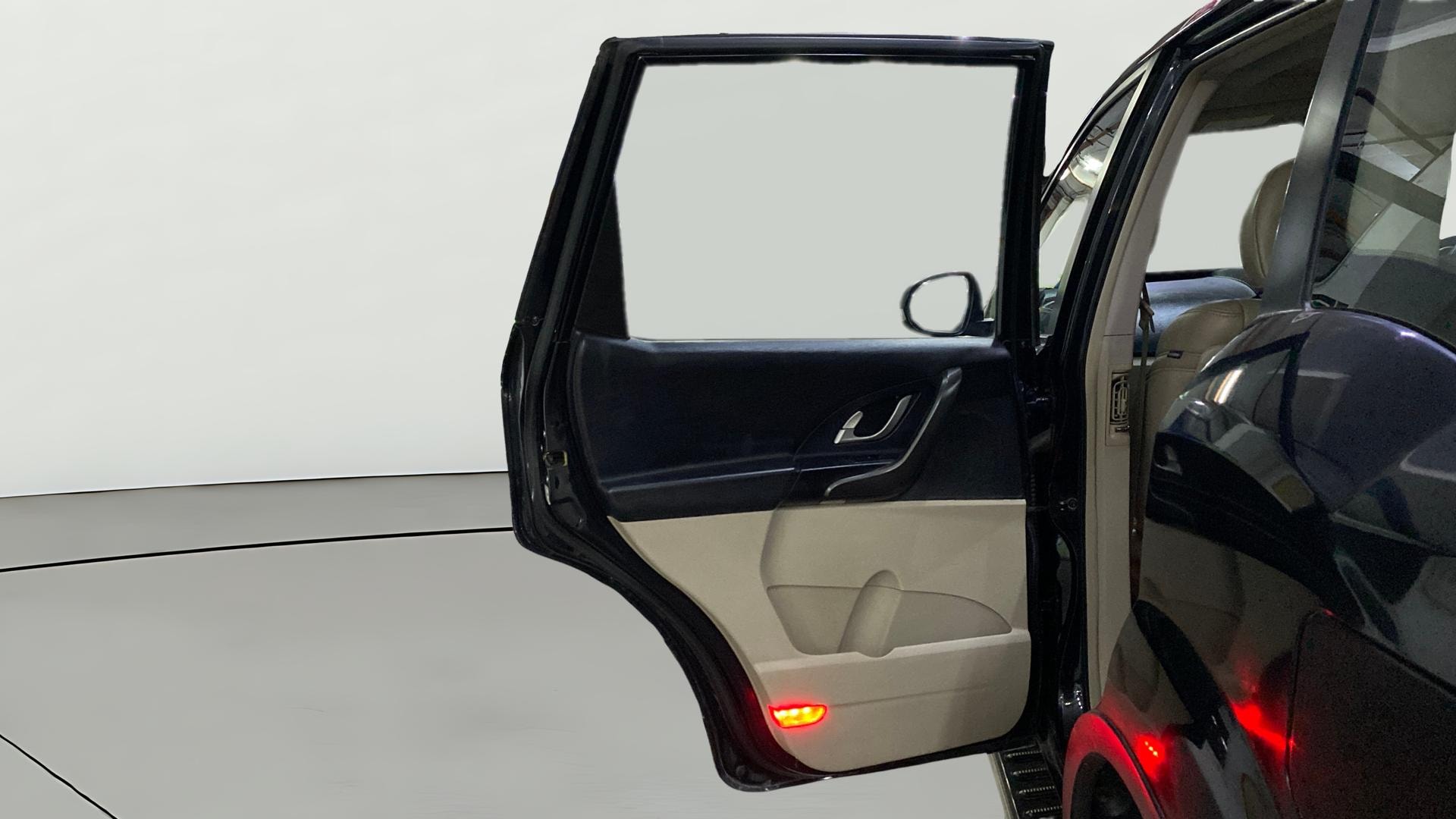 View 2017 Mahindra XUV500 W9 AT Image 16 Used 2017 Mahindra XUV500 W9 AT Image 16