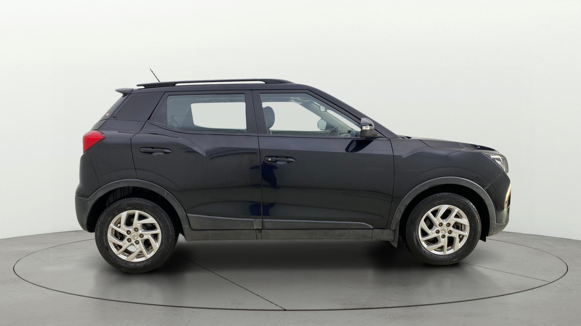 View 2023 Mahindra XUV300 W4 Petrol BS IV Image 9 Used 2023 Mahindra XUV300 W4 Petrol BS IV Image 9