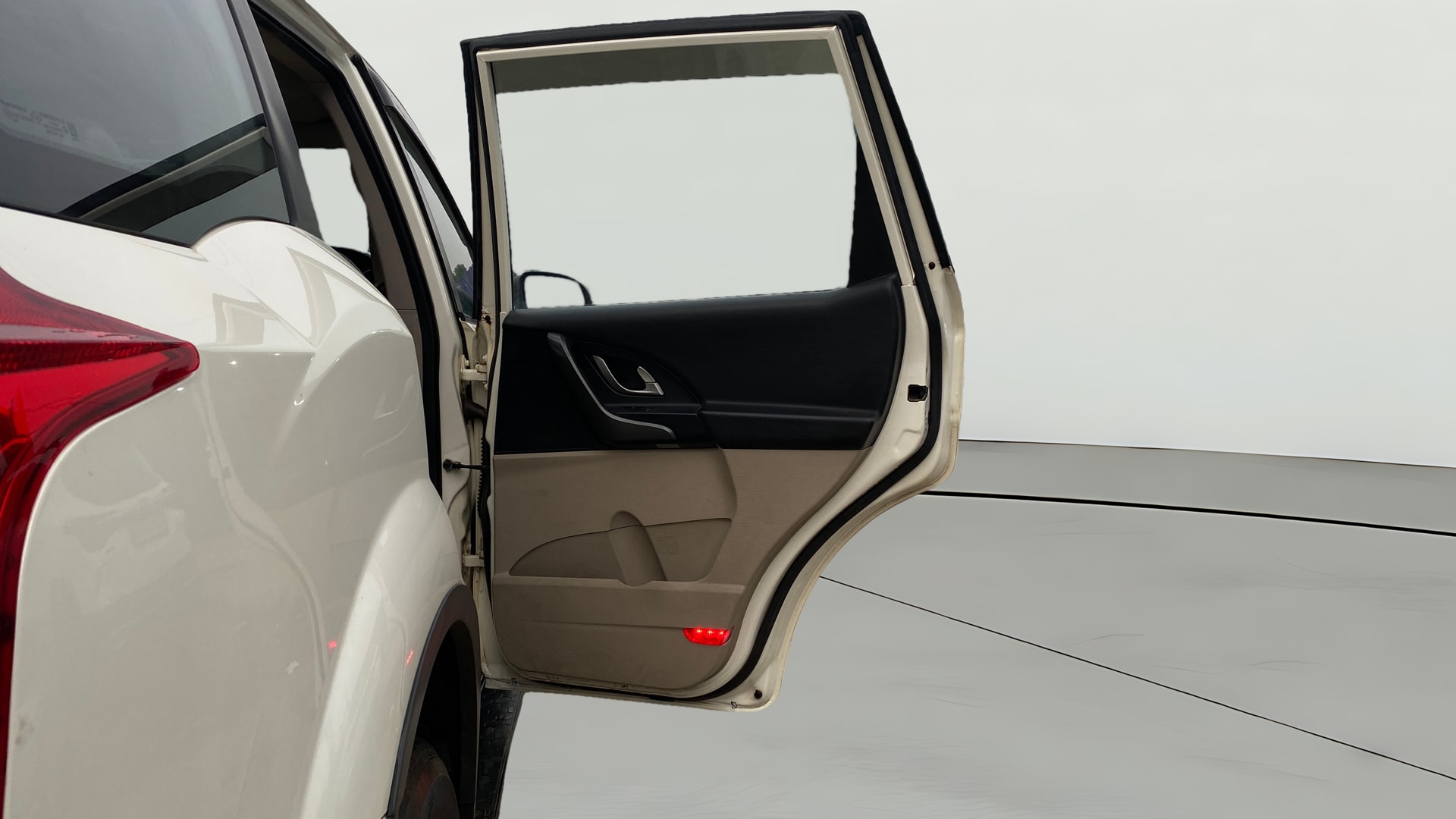 View 2018 Mahindra XUV500 W10 FWD Image 8 Used 2018 Mahindra XUV500 W10 FWD Image 8