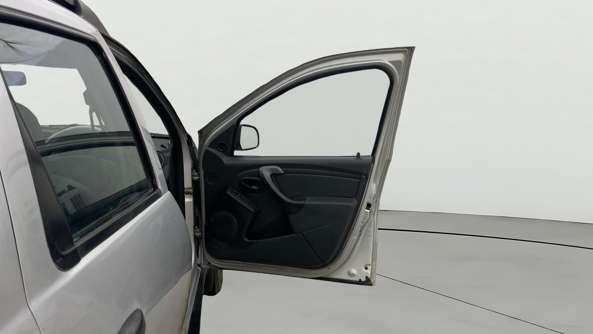 View 2015 Renault Duster Diesel 85PS RXE Image 43 Used 2015 Renault Duster Diesel 85PS RXE Image 43
