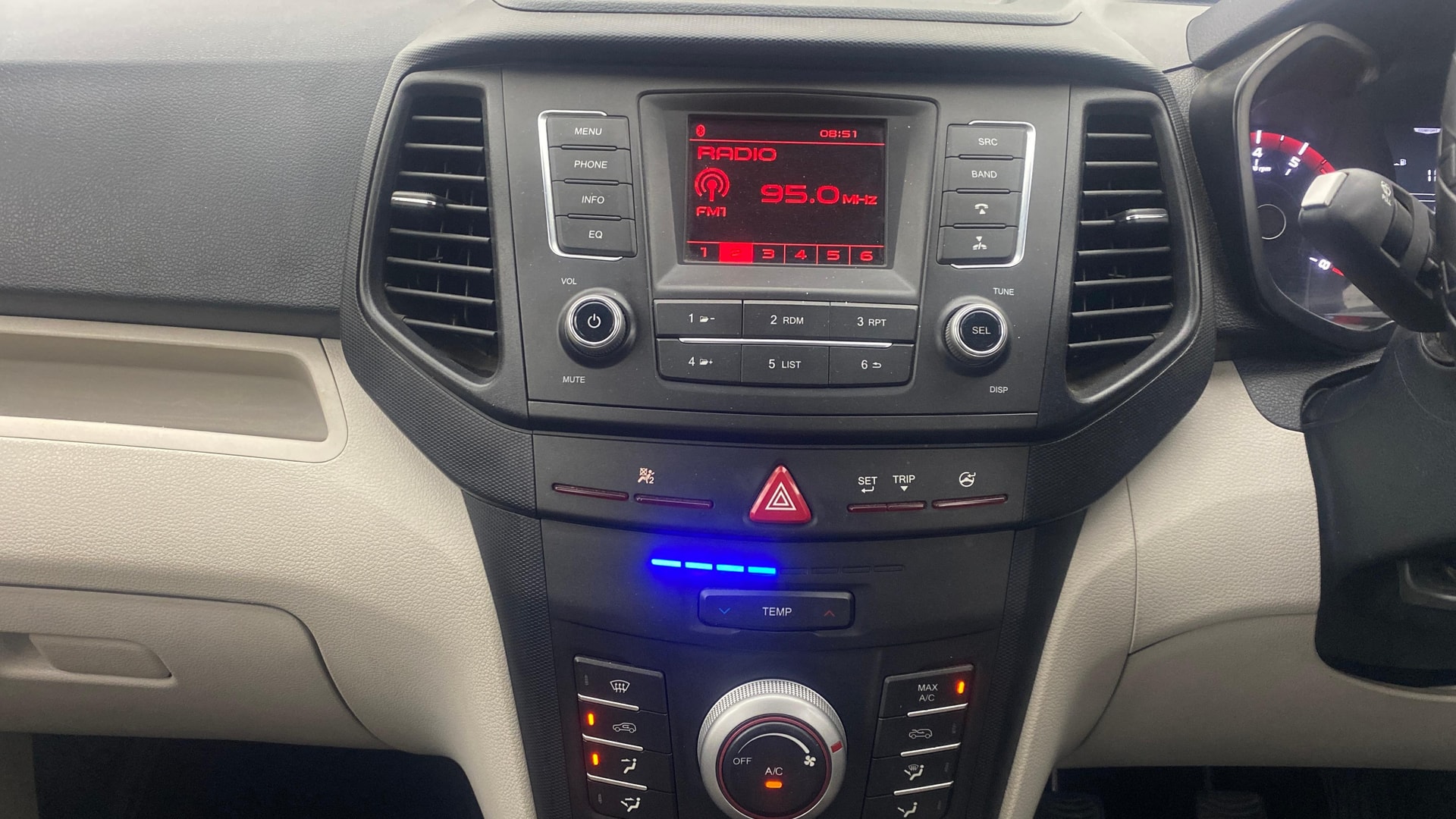 View 2023 Mahindra XUV300 W4 Petrol BS IV Image 17 Used 2023 Mahindra XUV300 W4 Petrol BS IV Image 17