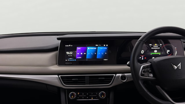 View Mahindra XUV700 Image 34 Used Mahindra XUV700 Image 34