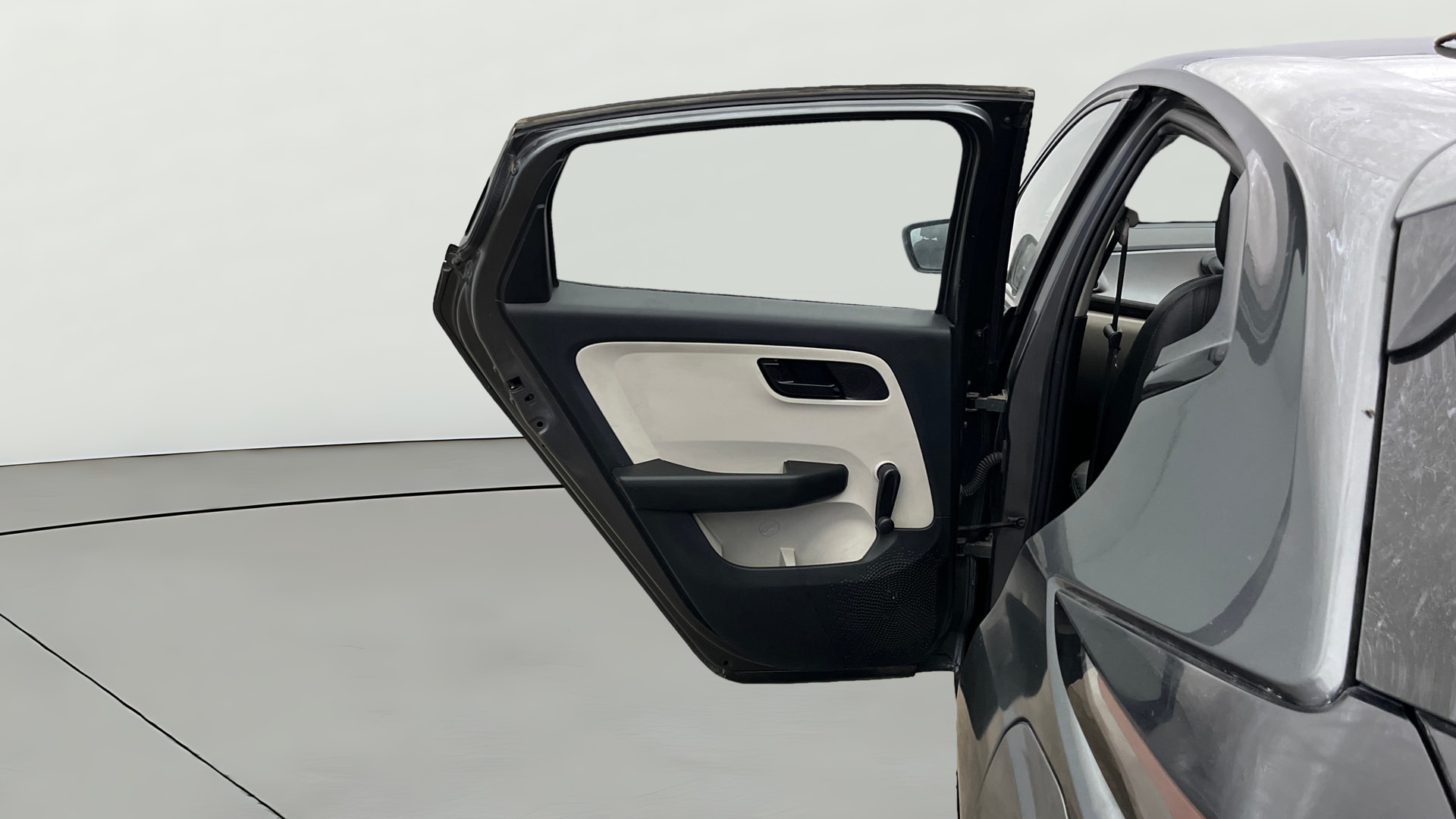 View 2022 Tata Altroz XE Petrol Image 14 Used 2022 Tata Altroz XE Petrol Image 14