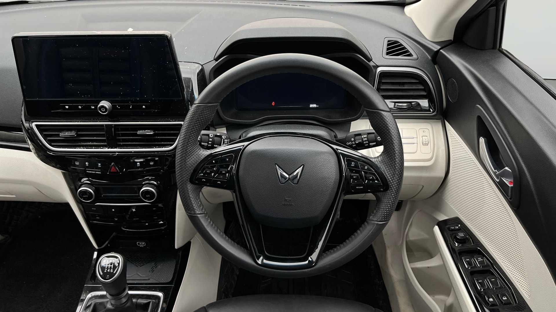 View 2024 Mahindra XUV 3XO AX5L 1.2 TGDi Image 13 Used 2024 Mahindra XUV 3XO AX5L 1.2 TGDi Image 13