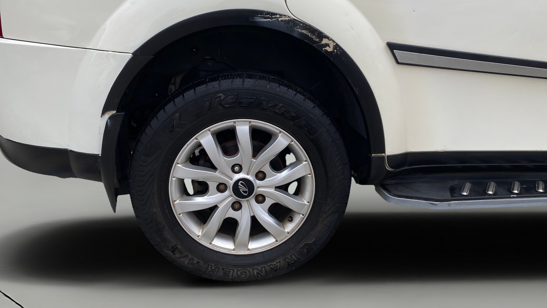 View 2017 Mahindra XUV500 W10 FWD AT Image 34 Used 2017 Mahindra XUV500 W10 FWD AT Image 34