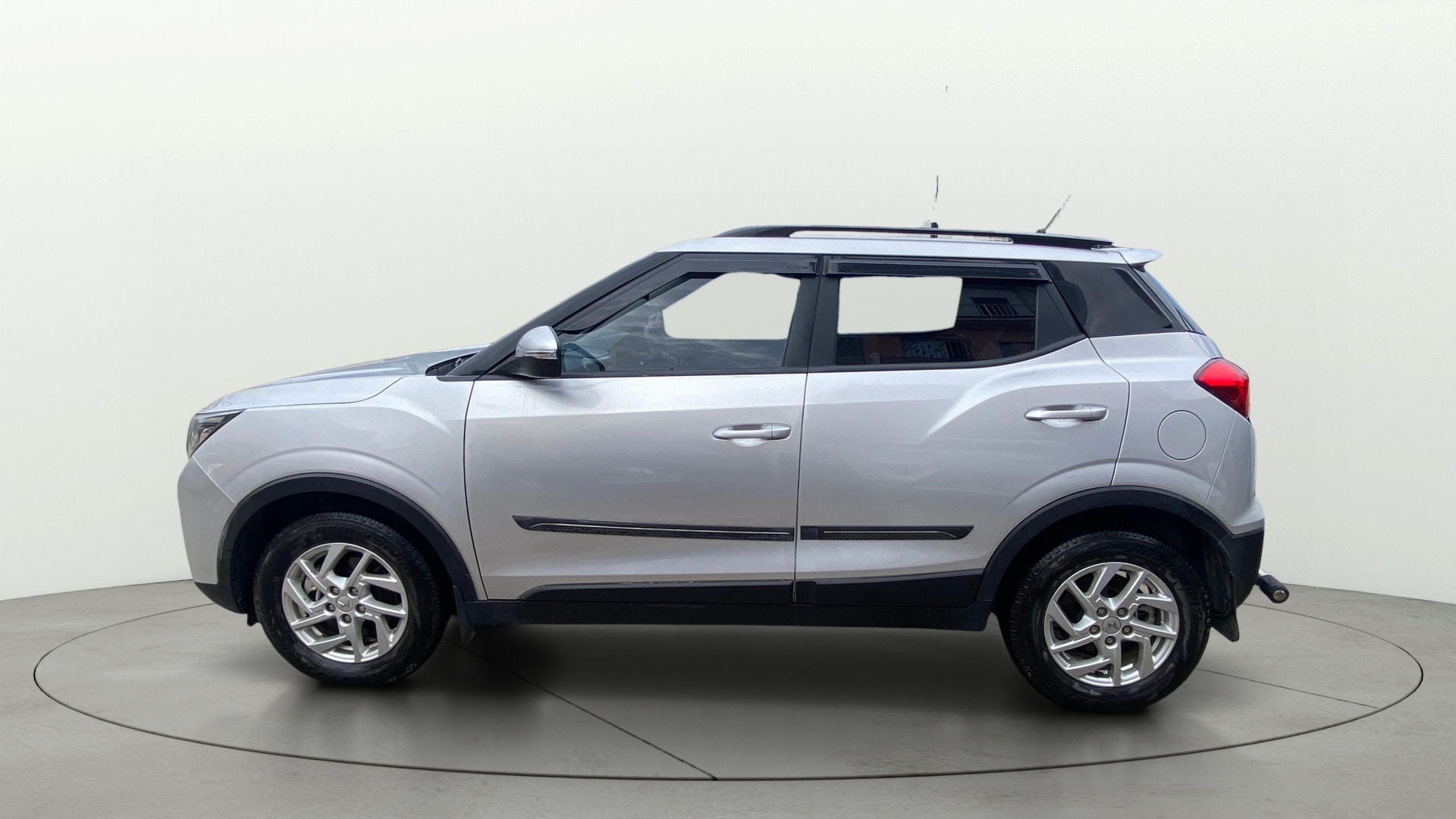 View 2022 Mahindra XUV300 W4 Petrol BS IV Image 6 Used 2022 Mahindra XUV300 W4 Petrol BS IV Image 6