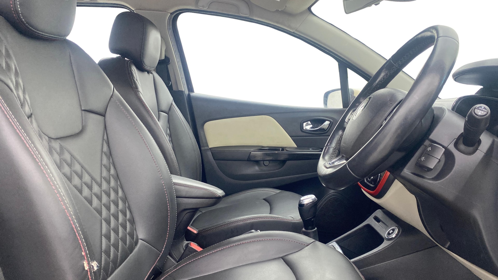 View 2019 Renault Captur Platine Petrol Dual Tone Image 18 Used 2019 Renault Captur Platine Petrol Dual Tone Image 18