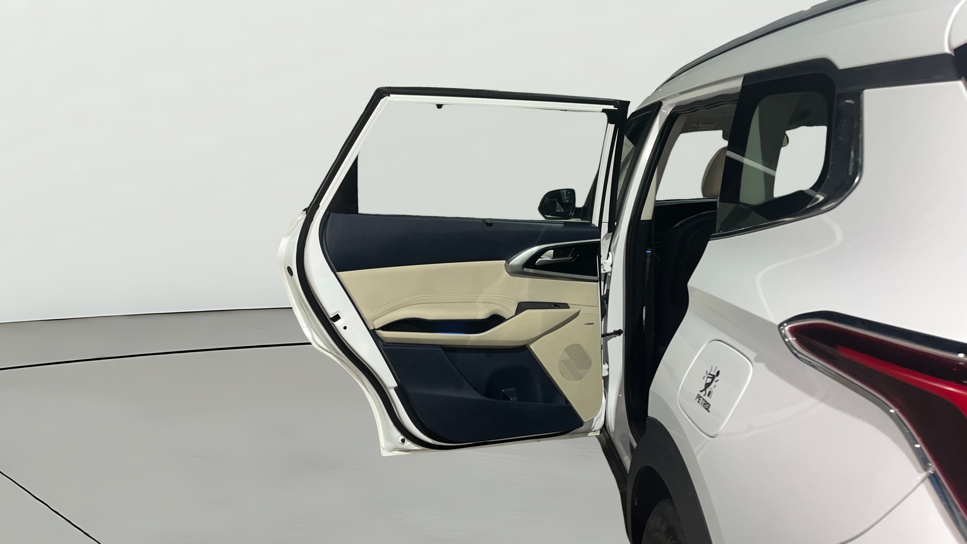 View 2023 Kia Carens Luxury Plus 1.5 Turbo Petrol DCT 7 STR Image 16 Used 2023 Kia Carens Luxury Plus 1.5 Turbo Petrol DCT 7 STR Image 16
