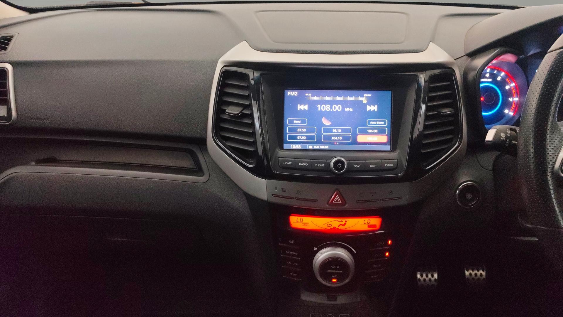View 2025 Mahindra XUV300 W4 Petrol BS IV Image 18 Used 2025 Mahindra XUV300 W4 Petrol BS IV Image 18