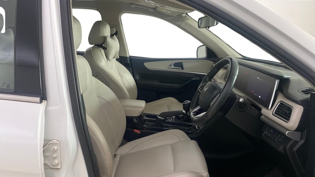 View Mahindra XUV700 Image 19 Used Mahindra XUV700 Image 19