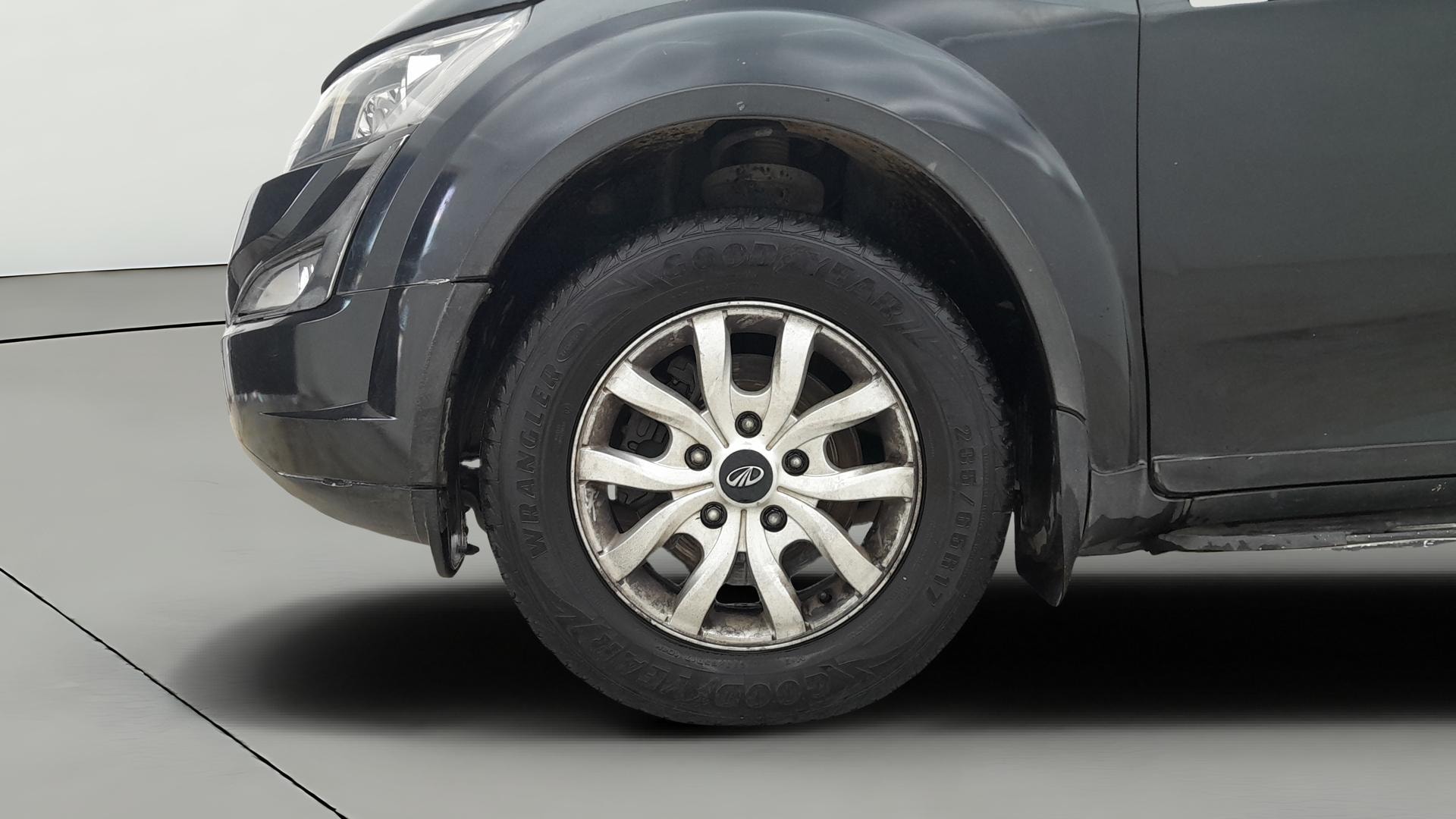 View 2015 Mahindra XUV500 W10 FWD Image 37 Used 2015 Mahindra XUV500 W10 FWD Image 37