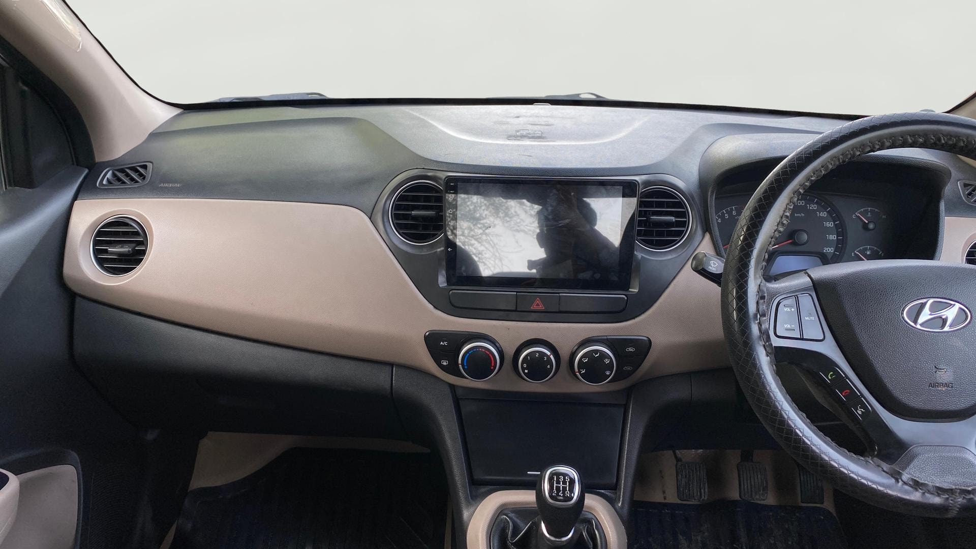 View 2018 Hyundai Xcent SX Petrol Image 17 Used 2018 Hyundai Xcent SX Petrol Image 17