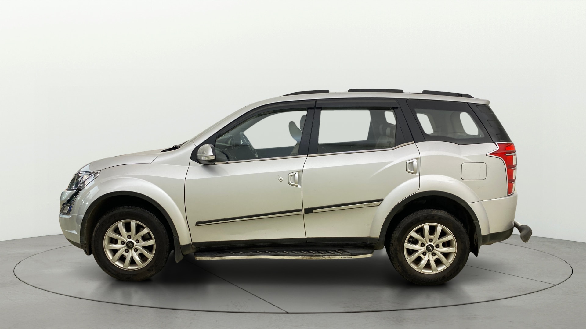 View 2017 Mahindra XUV500 W10 FWD Image 5 Used 2017 Mahindra XUV500 W10 FWD Image 5