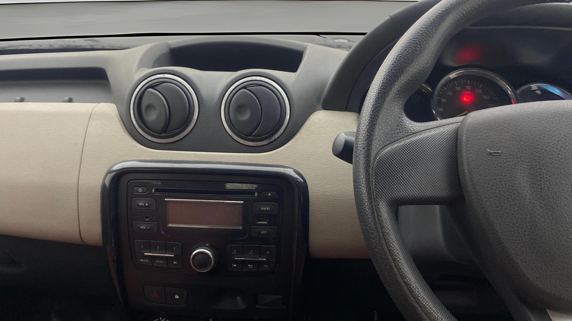View 2015 Renault Duster Diesel 85PS STD Image 17 Used 2015 Renault Duster Diesel 85PS STD Image 17