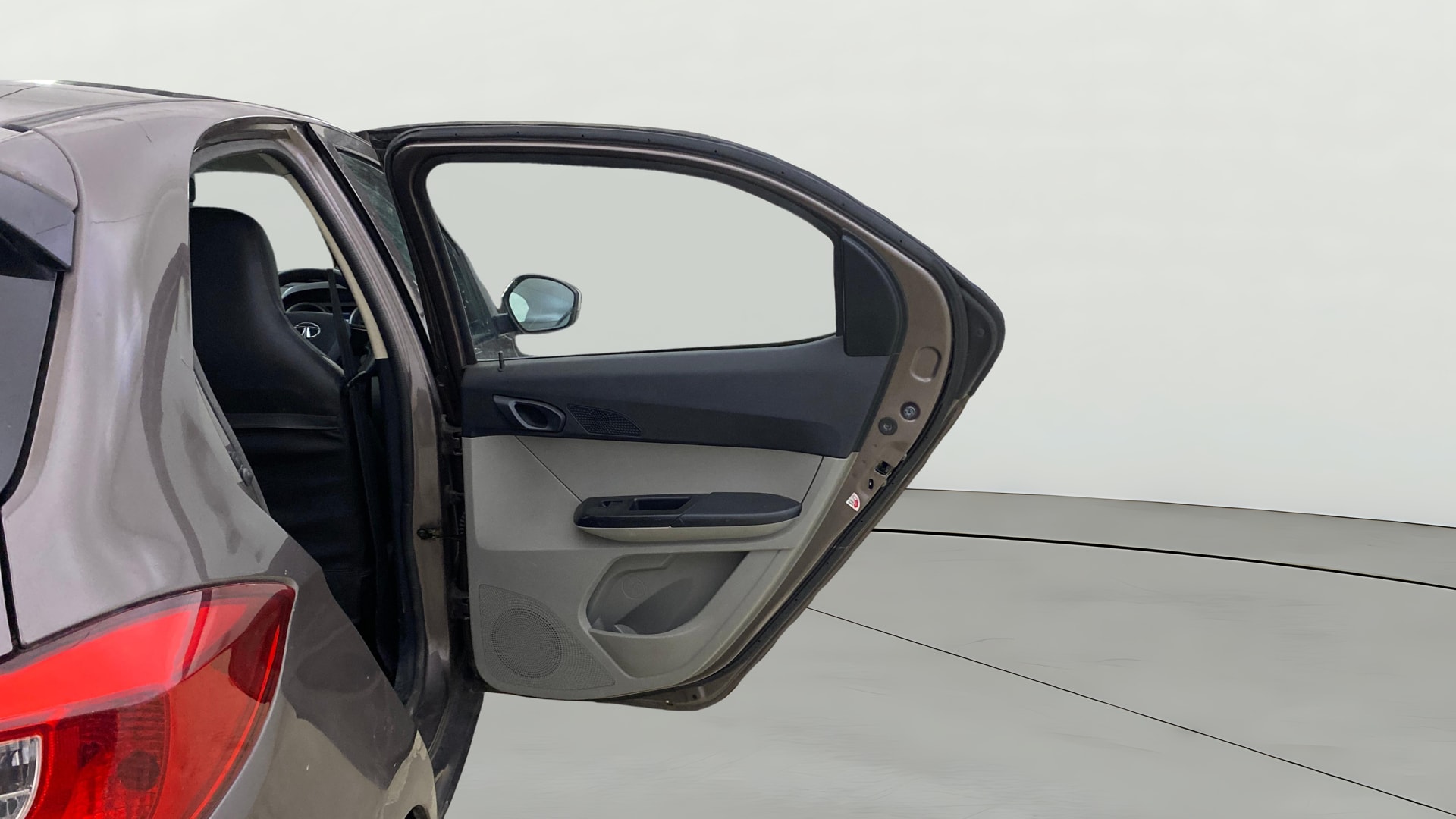 View 2018 Tata Tiago Revotorq XB Image 7 Used 2018 Tata Tiago Revotorq XB Image 7