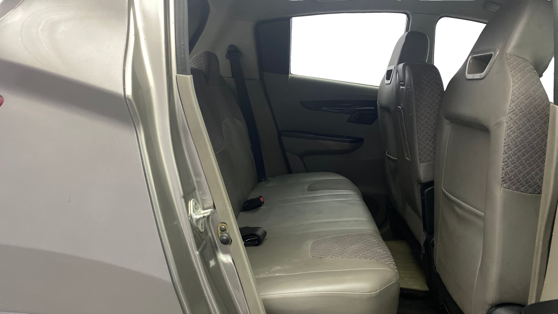 View 2016 Mahindra KUV100 K4 Plus Petrol 6 Seater BS IV Image 28 Used 2016 Mahindra KUV100 K4 Plus Petrol 6 Seater BS IV Image 28