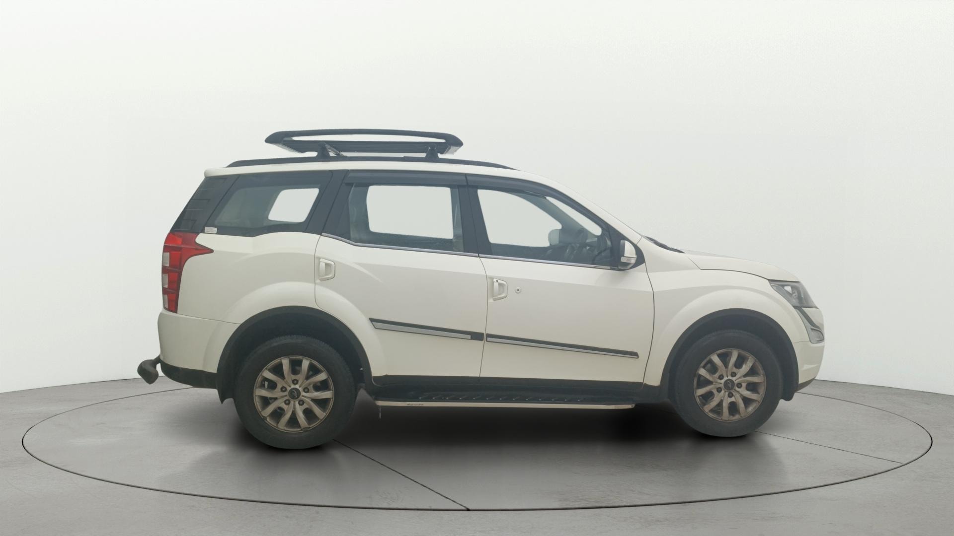 View 2017 Mahindra XUV500 W10 FWD AT Image 29 Used 2017 Mahindra XUV500 W10 FWD AT Image 29