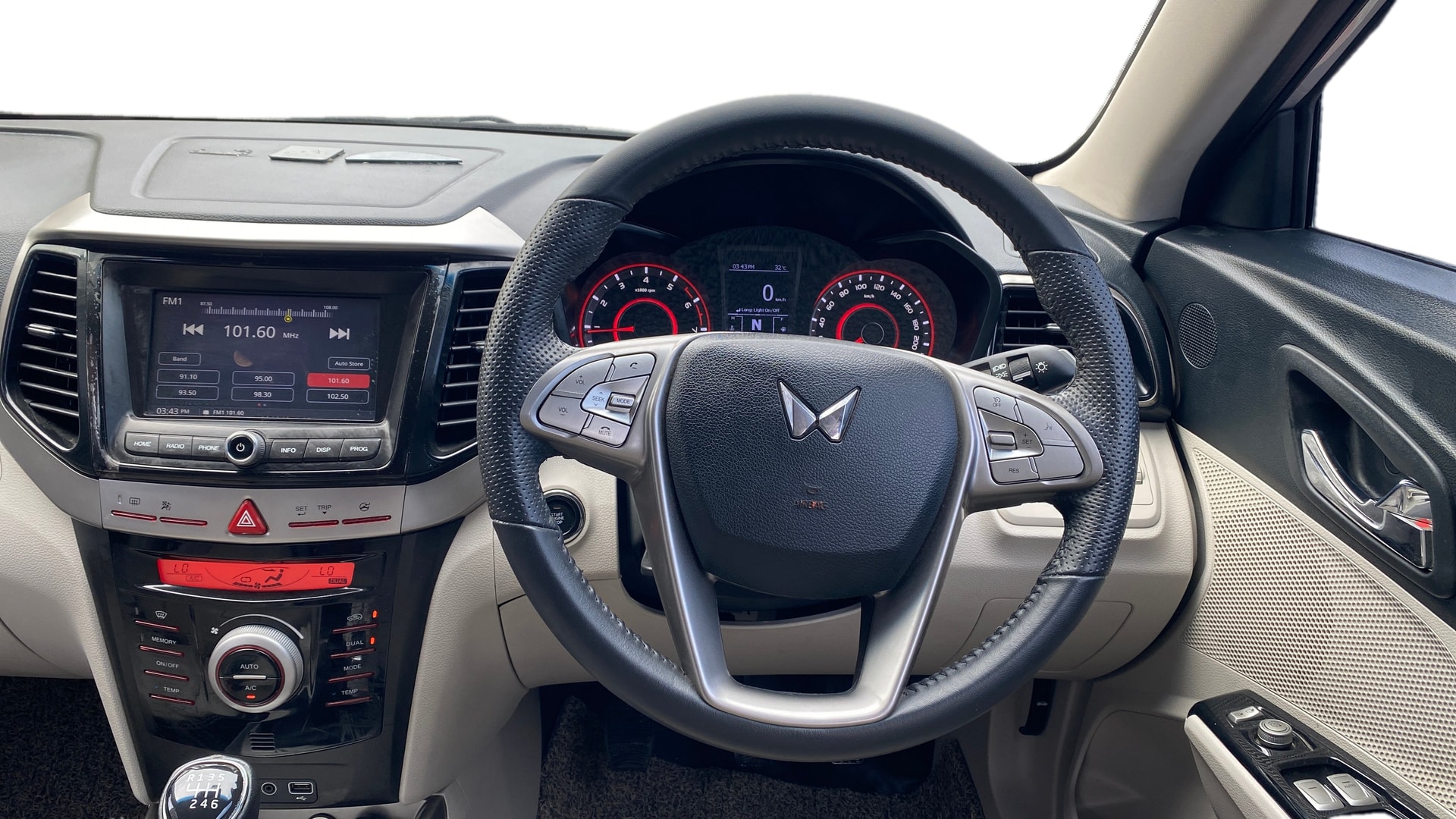 View 2022 Mahindra XUV300 W4 Petrol BS IV Image 21 Used 2022 Mahindra XUV300 W4 Petrol BS IV Image 21