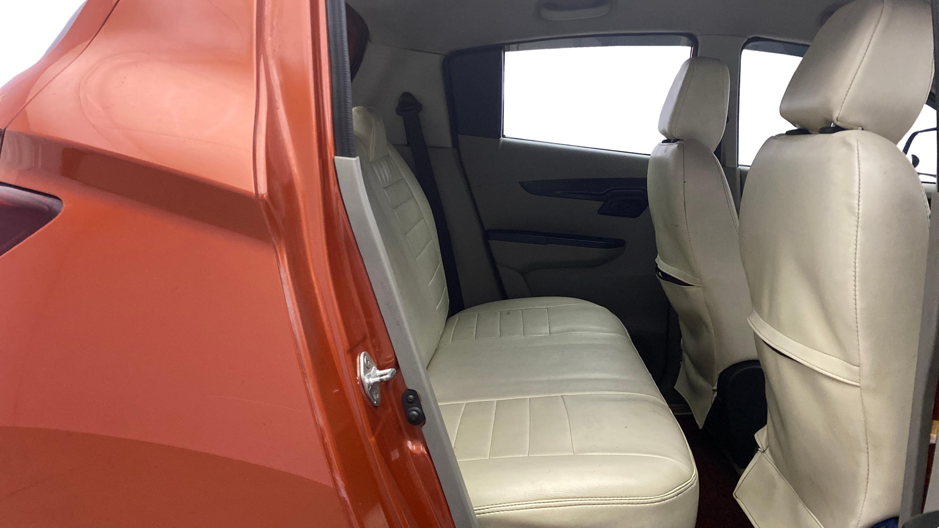 View 2016 Mahindra KUV100 K4 Plus Petrol 5 Seater BS IV Image 29 Used 2016 Mahindra KUV100 K4 Plus Petrol 5 Seater BS IV Image 29