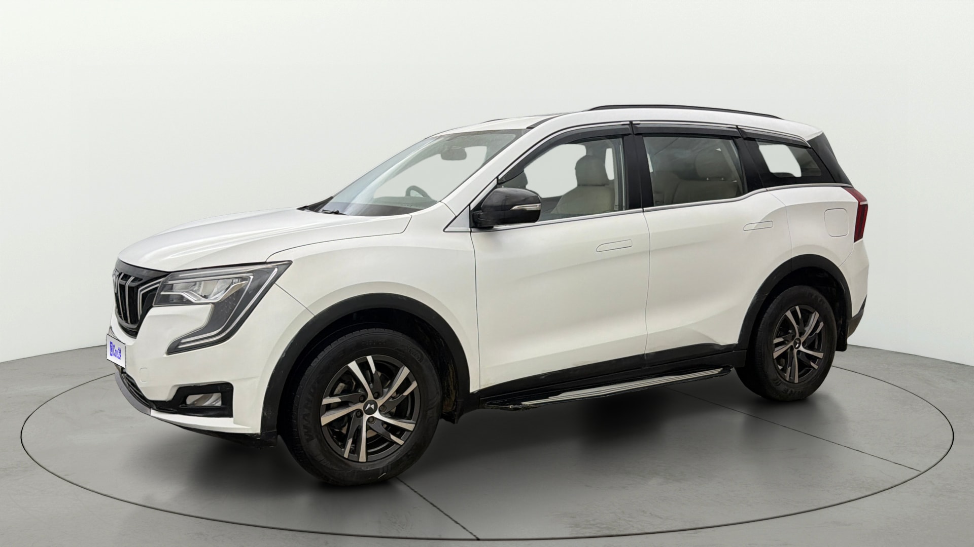 View 2022 Mahindra XUV700 MX Petrol 5 STR Image 37 Used 2022 Mahindra XUV700 MX Petrol 5 STR Image 37