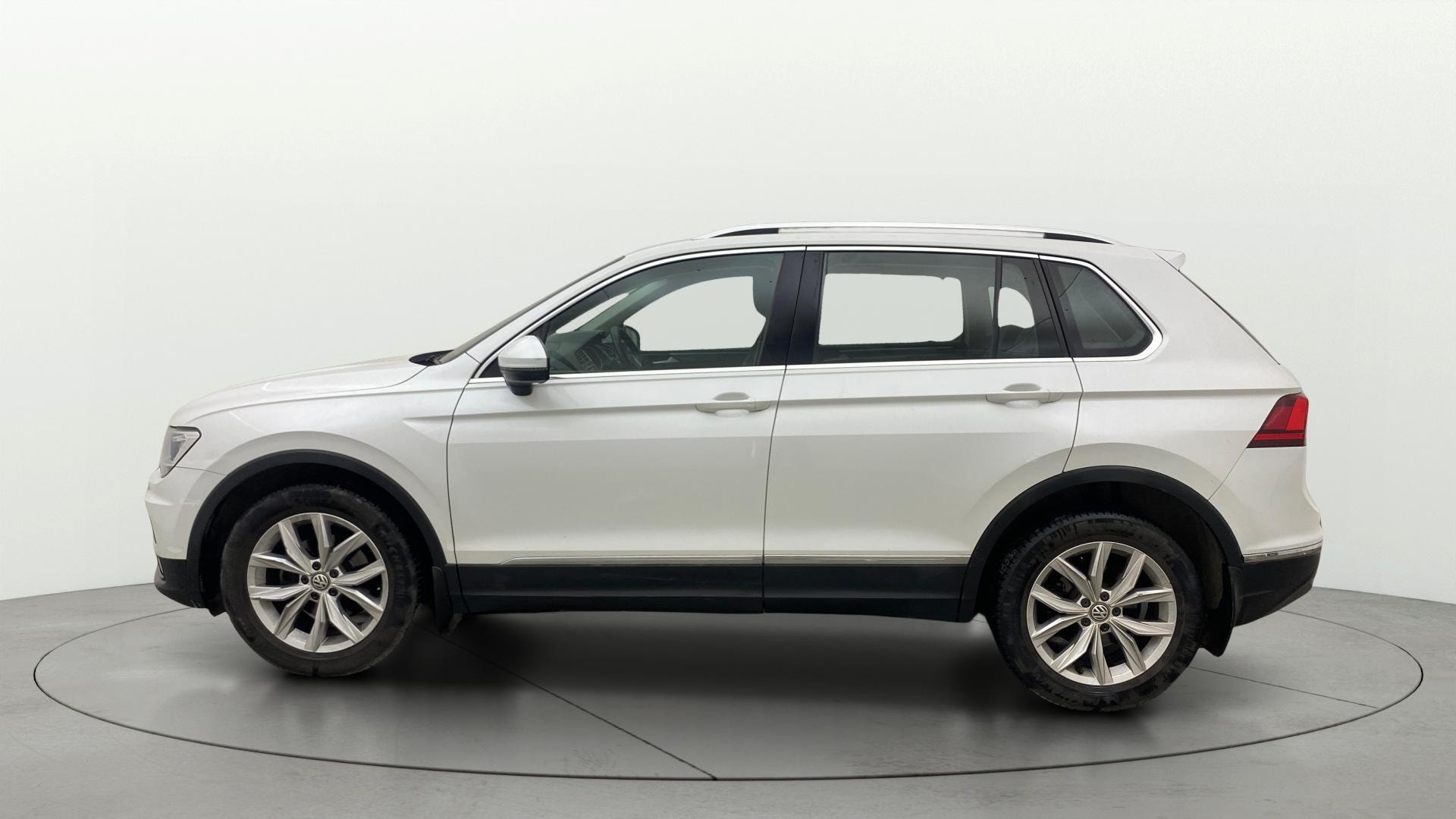 View 2018 Volkswagen Tiguan DSG 4MOTION Comfortline Image 5 Used 2018 Volkswagen Tiguan DSG 4MOTION Comfortline Image 5