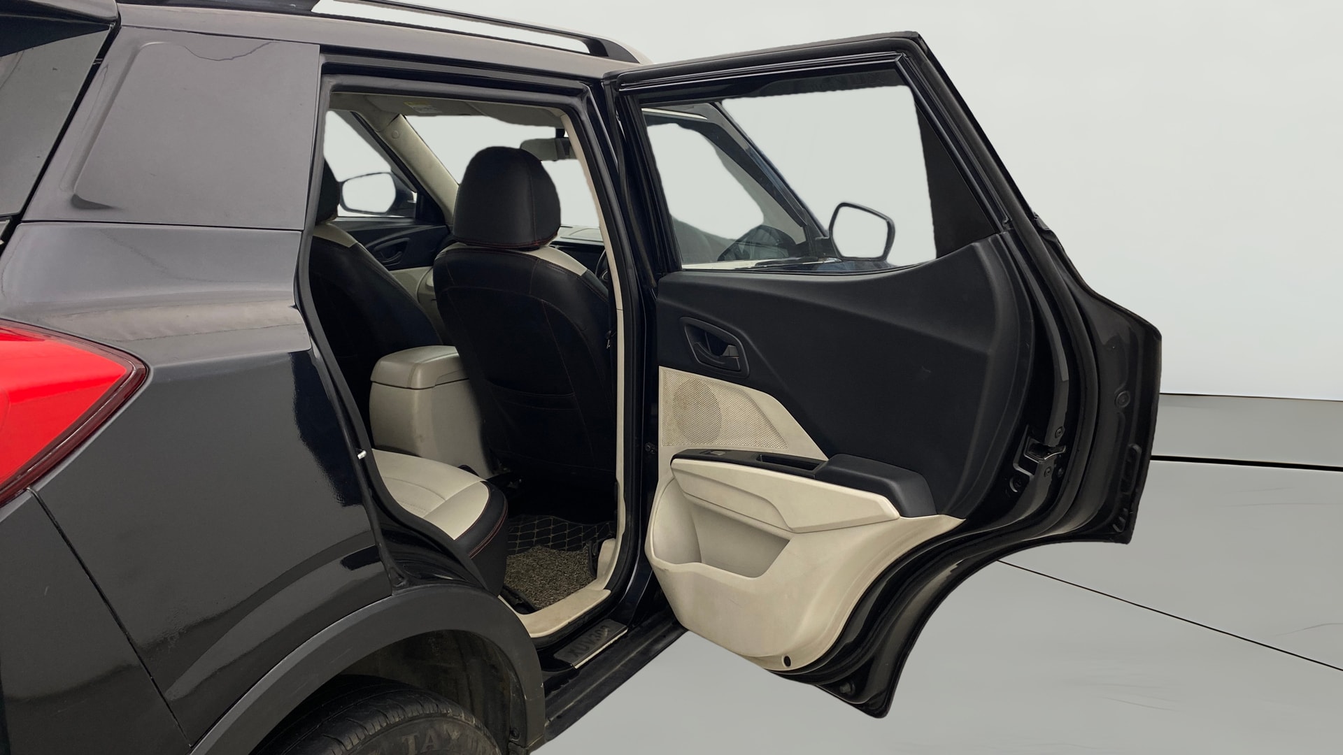 View 2022 Mahindra XUV300 W4 Petrol BS IV Image 8 Used 2022 Mahindra XUV300 W4 Petrol BS IV Image 8