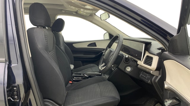 View Mahindra XUV700 Image 27 Used Mahindra XUV700 Image 27