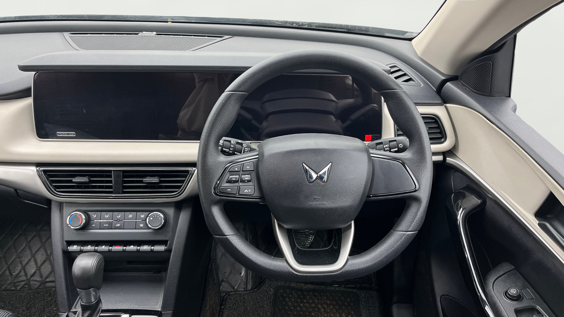 Used 2022 Mahindra XUV700 Used 2022 Mahindra XUV700