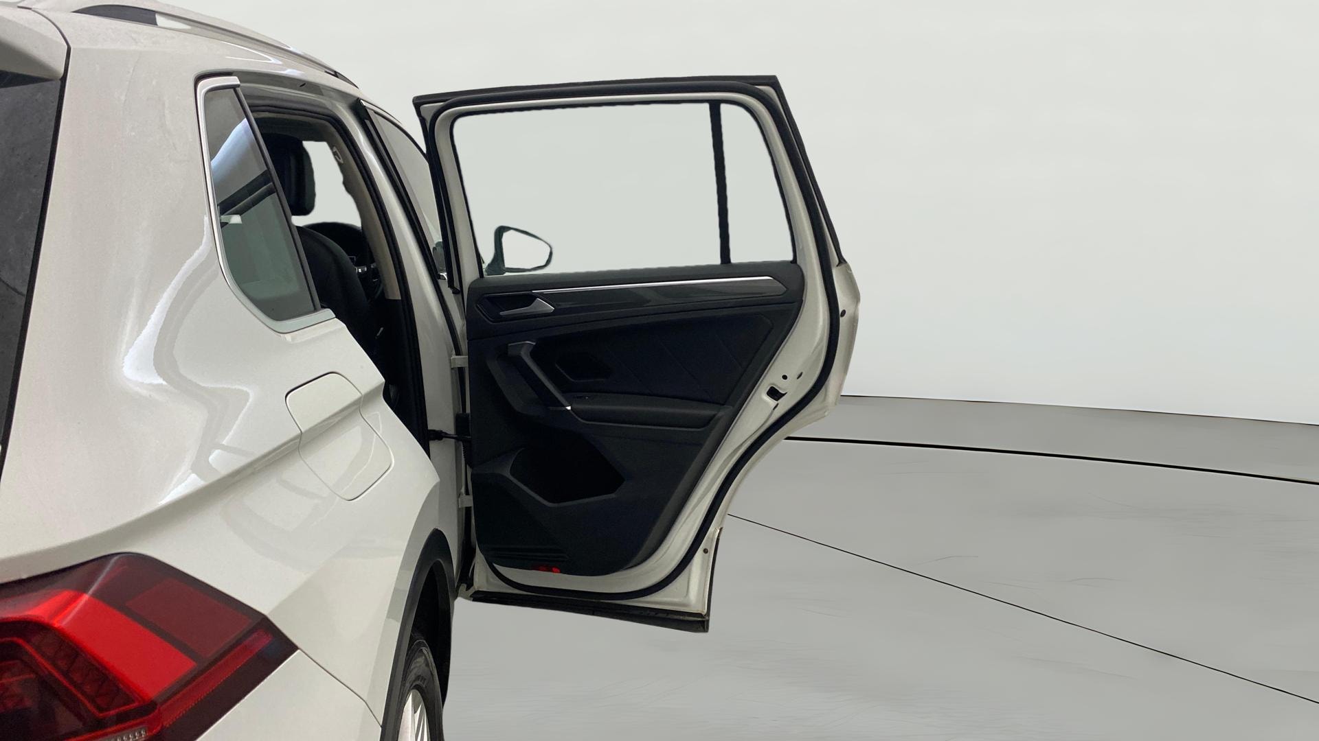 View 2017 Volkswagen Tiguan DSG 4MOTION Comfortline Image 8 Used 2017 Volkswagen Tiguan DSG 4MOTION Comfortline Image 8