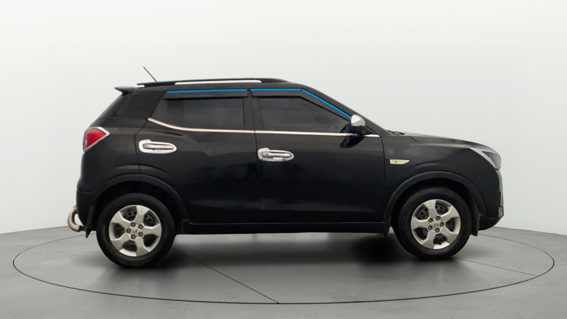 View 2023 Mahindra XUV300 W4 Petrol BS IV Image 8 Used 2023 Mahindra XUV300 W4 Petrol BS IV Image 8