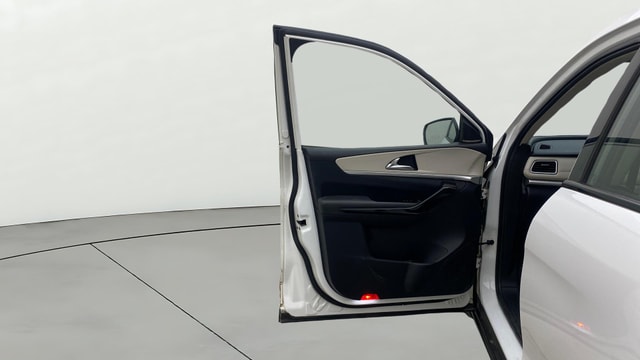View Mahindra XUV700 Image 40 Used Mahindra XUV700 Image 40